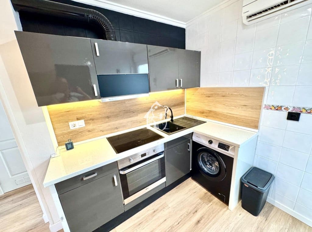 2 bedroom Apartment for rent in Torrevieja with pool - € 820 (Ref: 9439366)