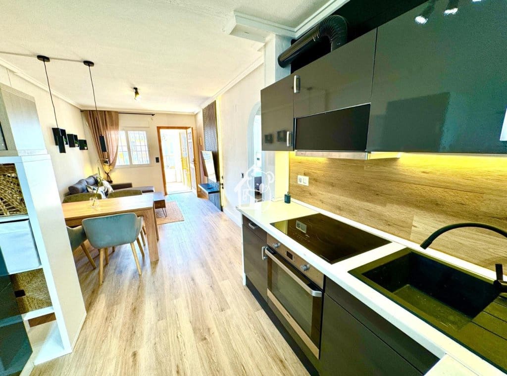 2 bedroom Apartment for rent in Torrevieja with pool - € 820 (Ref: 9439366)