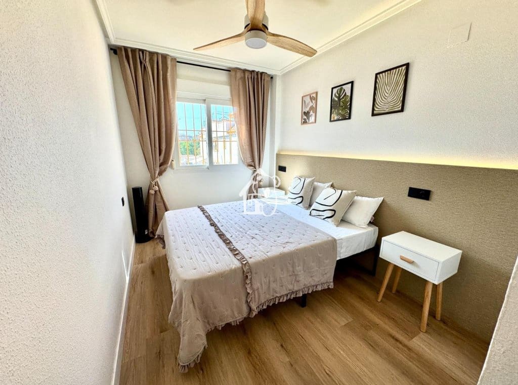 2 bedroom Apartment for rent in Torrevieja with pool - € 820 (Ref: 9439366)