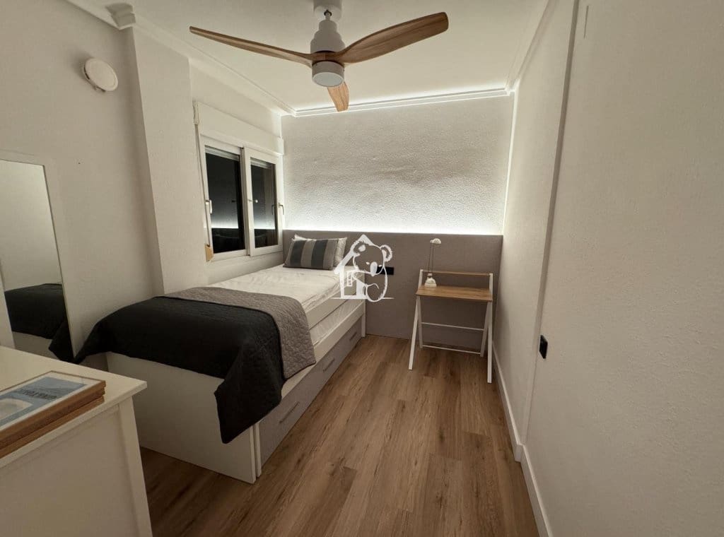 2 bedroom Apartment for rent in Torrevieja with pool - € 820 (Ref: 9439366)