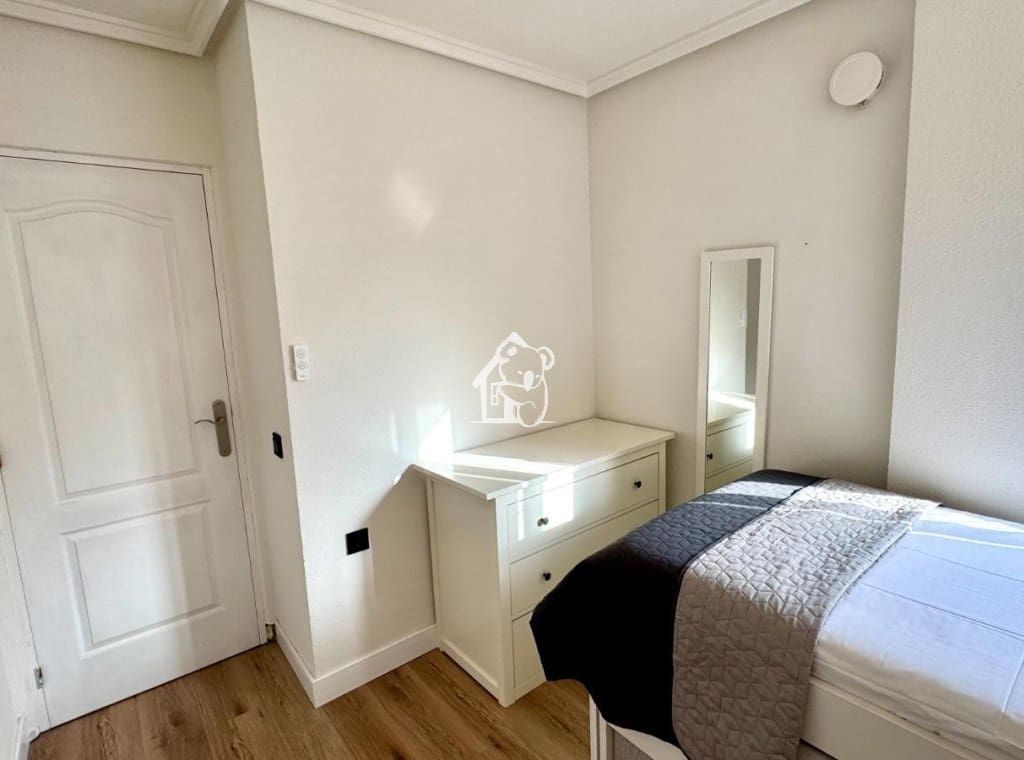 2 bedroom Apartment for rent in Torrevieja with pool - € 820 (Ref: 9439366)