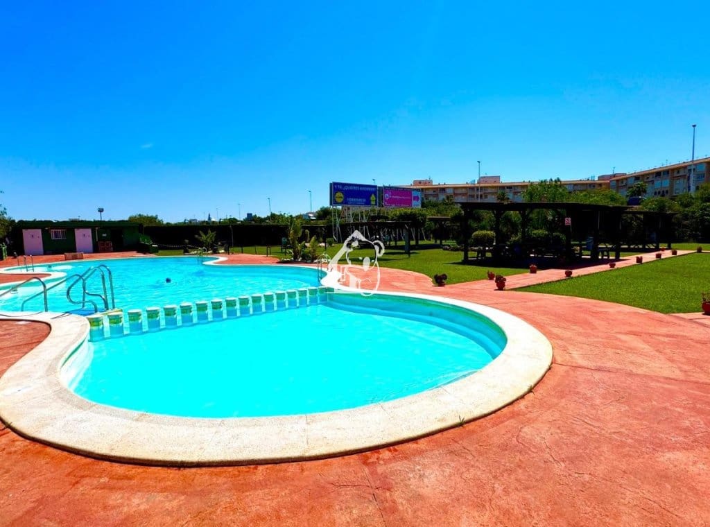 2 bedroom Apartment for rent in Torrevieja with pool - € 820 (Ref: 9439366)