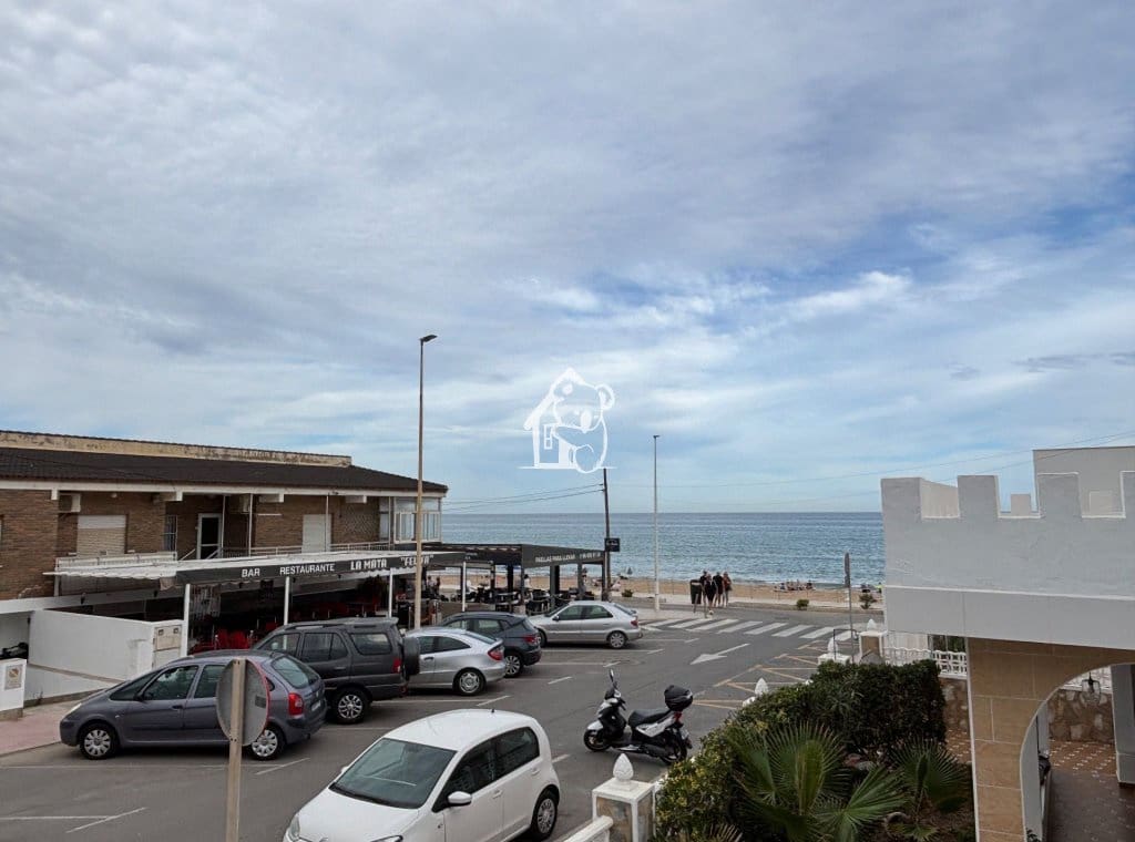 3 bedroom Penthouse for rent in Torrevieja - € 950 (Ref: 9451659)