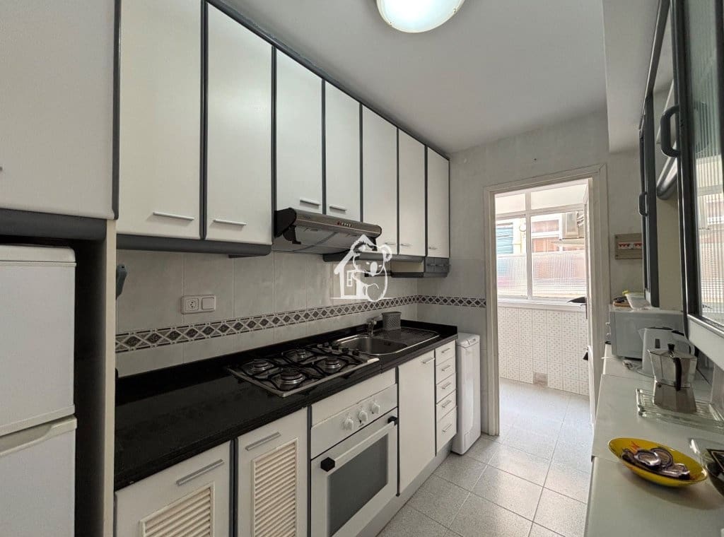 3 bedroom Penthouse for rent in Torrevieja - € 950 (Ref: 9451659)