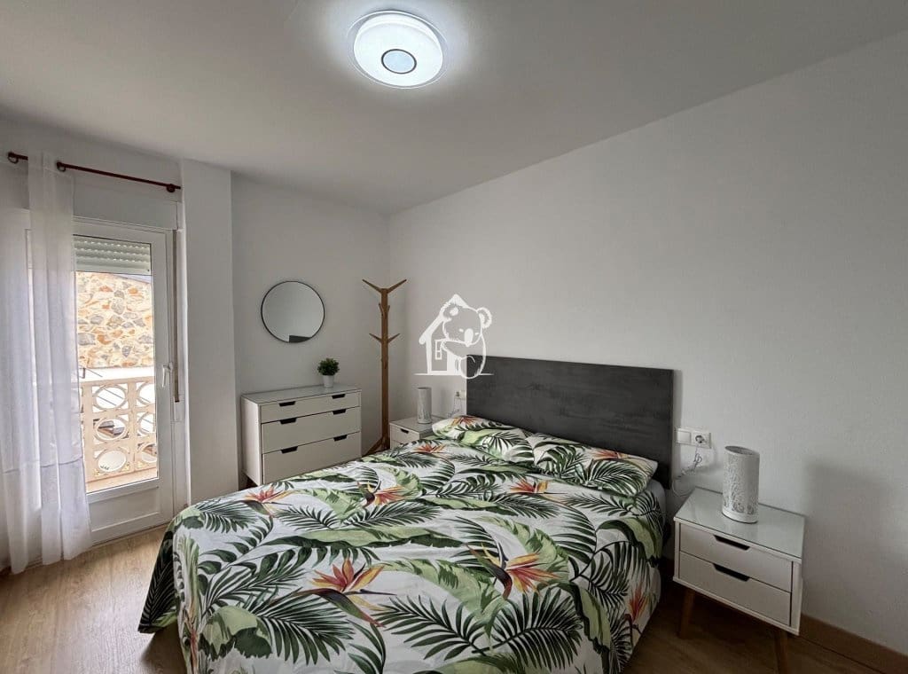 3 bedroom Penthouse for rent in Torrevieja - € 950 (Ref: 9451659)