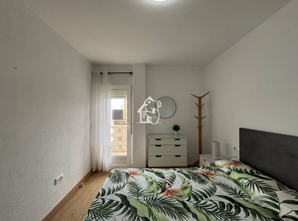 3 bedroom Penthouse for rent in Torrevieja - € 950 (Ref: 9451659)