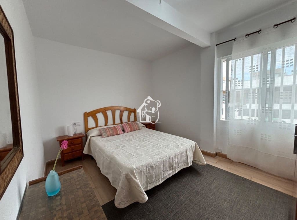 3 bedroom Penthouse for rent in Torrevieja - € 950 (Ref: 9451659)