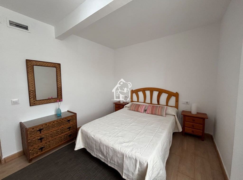 3 bedroom Penthouse for rent in Torrevieja - € 950 (Ref: 9451659)