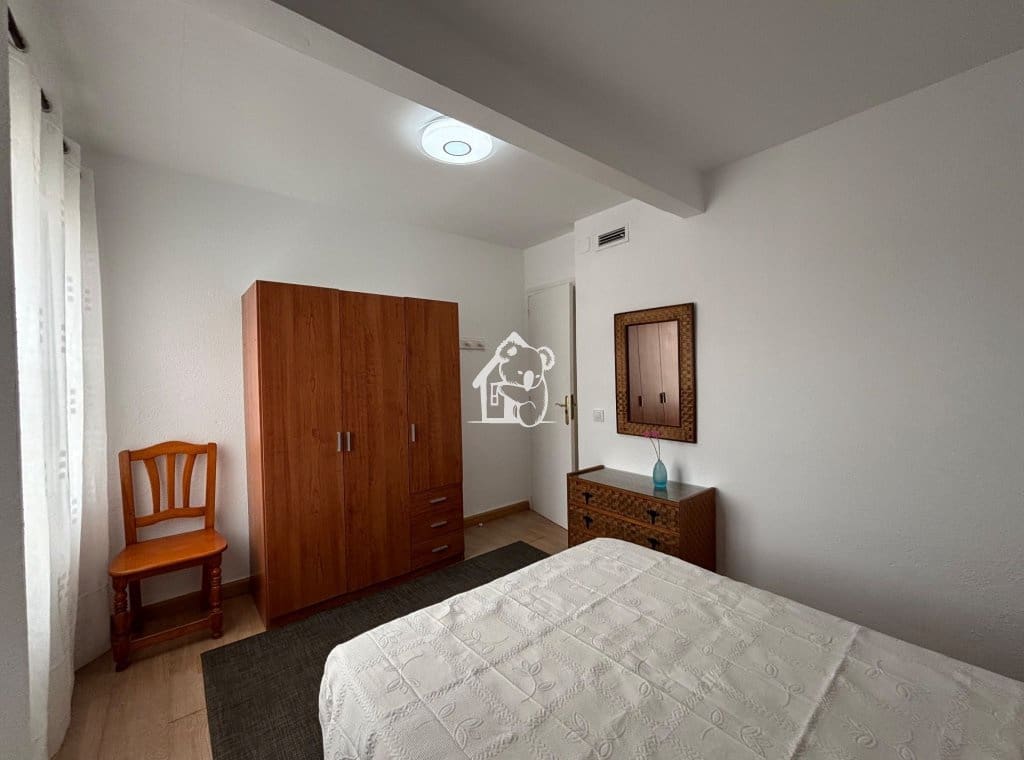 3 bedroom Penthouse for rent in Torrevieja - € 950 (Ref: 9451659)