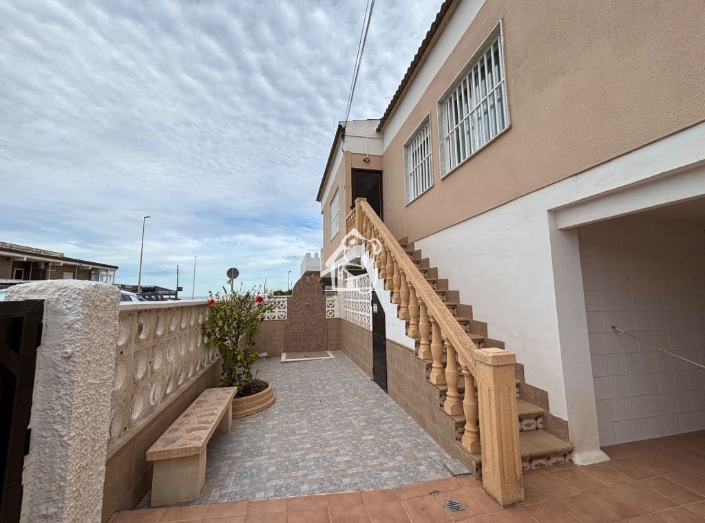 3 bedroom Penthouse for rent in Torrevieja - € 950 (Ref: 9451659)