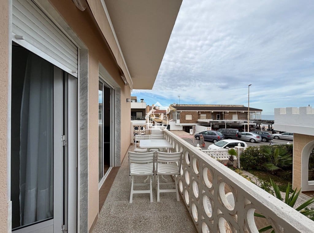 3 bedroom Penthouse for rent in Torrevieja - € 950 (Ref: 9451659)