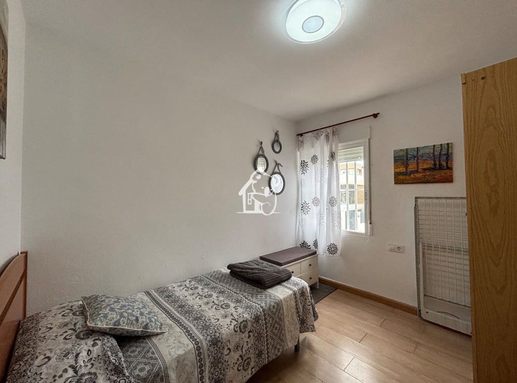 3 bedroom Penthouse for rent in Torrevieja - € 950 (Ref: 9451659)