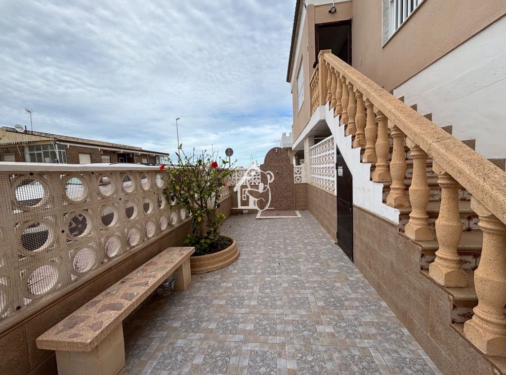 3 bedroom Penthouse for rent in Torrevieja - € 950 (Ref: 9451659)