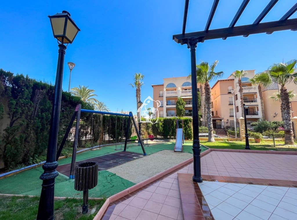 2 sovrum Takvåning att hyra i Torrevieja med pool - 1 000 € (Ref: 9451661)