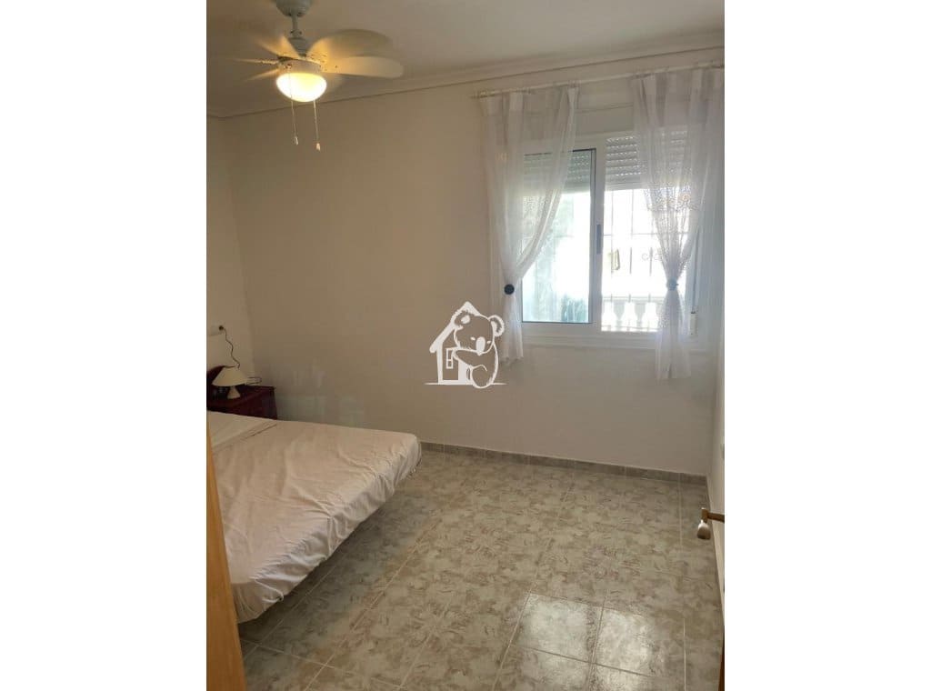 Chalet de 2 habitaciones en Guardamar del Segura en alquiler con piscina - 810 € (Ref: 9451662)