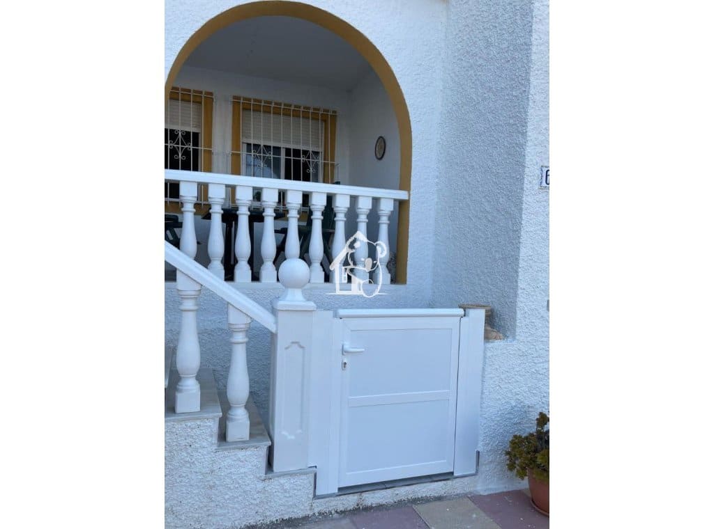 Chalet de 2 habitaciones en Guardamar del Segura en alquiler con piscina - 810 € (Ref: 9451662)