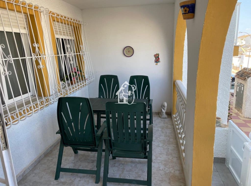 Chalet de 2 habitaciones en Guardamar del Segura en alquiler con piscina - 810 € (Ref: 9451662)