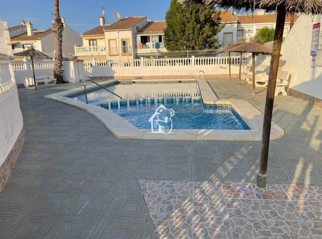 Chalet de 2 habitaciones en Guardamar del Segura en alquiler con piscina - 810 € (Ref: 9451662)