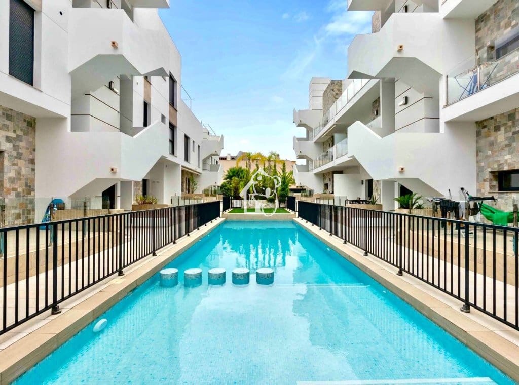 Penthouse de 2 chambres à louer à Arenales del Sol avec piscine - 1 535 € (Ref: 9460856)