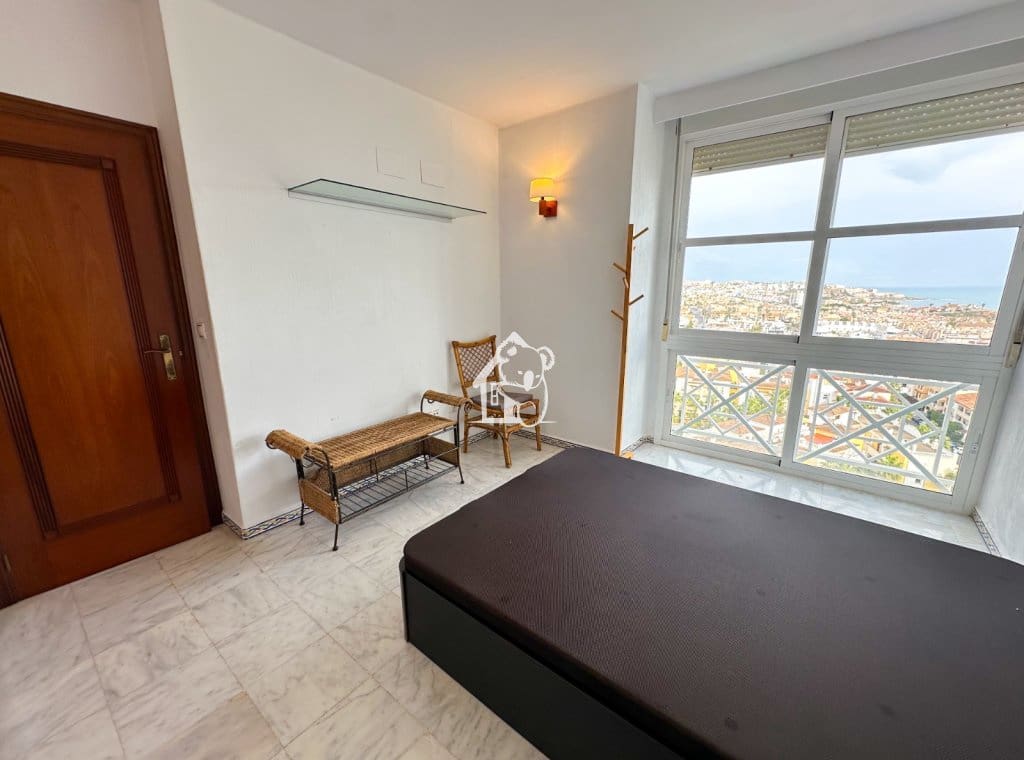 Ático de 2 habitaciones en Torrevieja en alquiler con piscina - 1.000 € (Ref: 9465091)