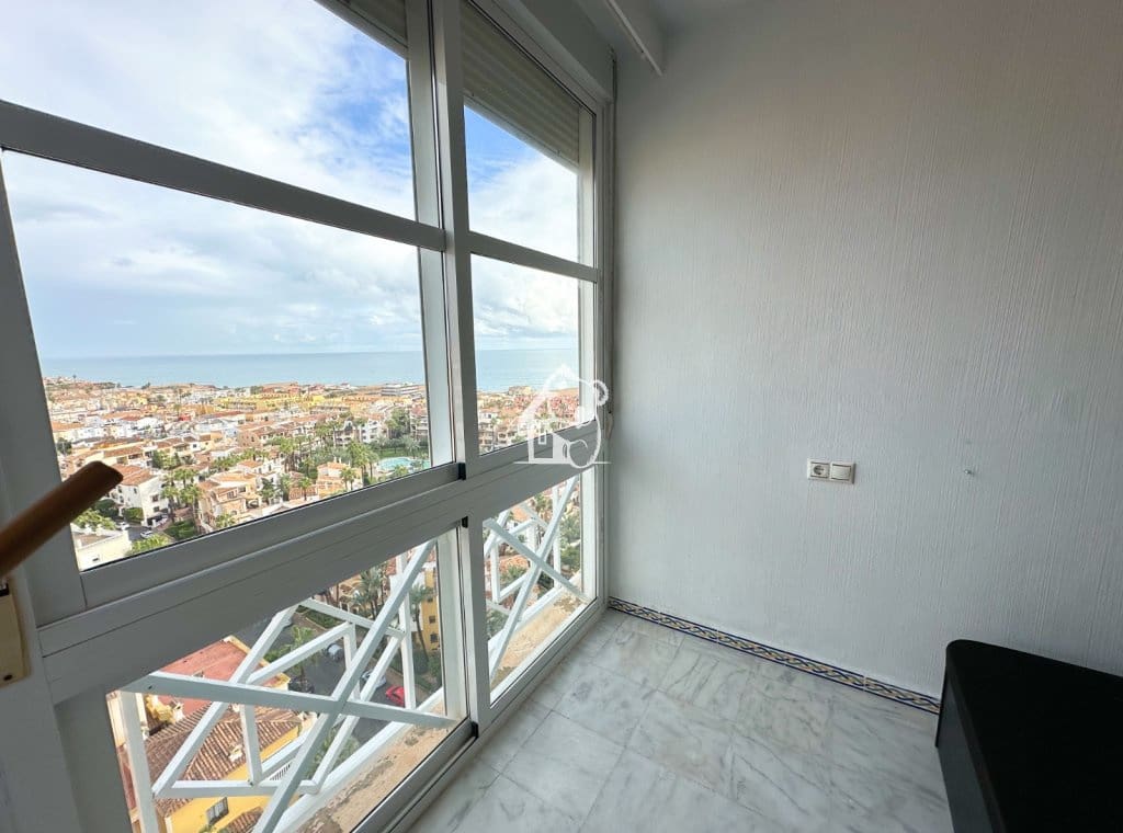 Ático de 2 habitaciones en Torrevieja en alquiler con piscina - 1.000 € (Ref: 9465091)