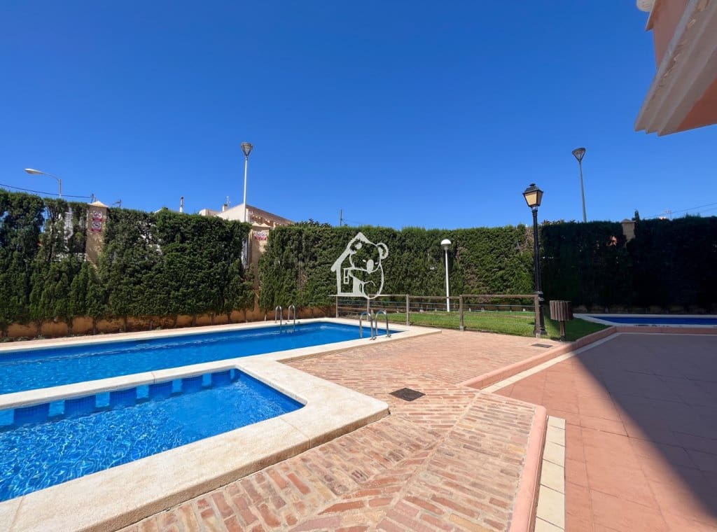 Ático de 2 habitaciones en Torrevieja en alquiler con piscina - 1.000 € (Ref: 9465091)
