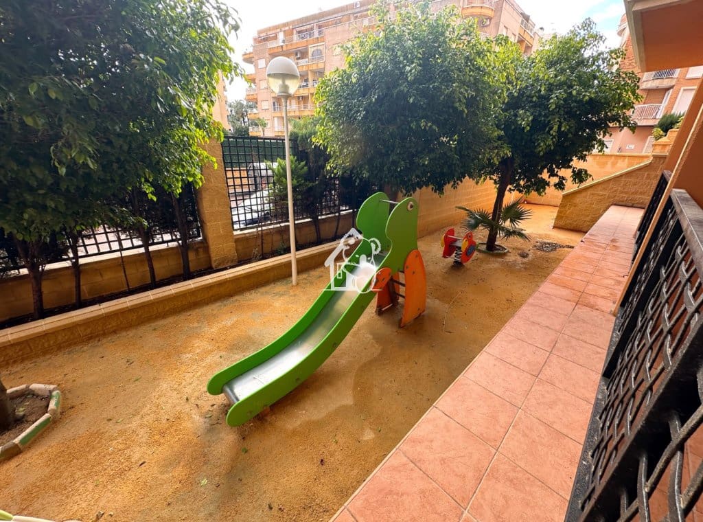 Ático de 2 habitaciones en Torrevieja en alquiler con piscina - 1.000 € (Ref: 9465091)