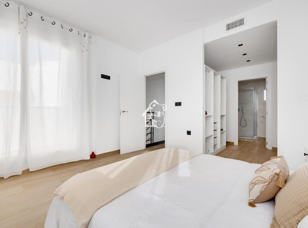 3 makuuhuone Huvila myytävänä paikassa Torrevieja mukana uima-altaan - 598 000 € (Ref: 9467908)