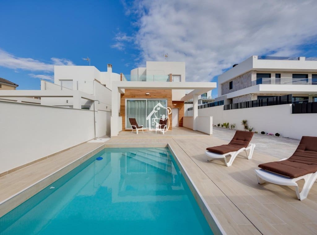 3 makuuhuone Huvila myytävänä paikassa Torrevieja mukana uima-altaan - 598 000 € (Ref: 9467908)