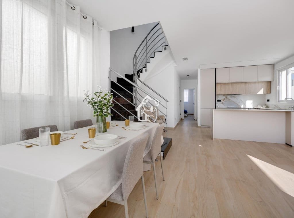 3 makuuhuone Huvila myytävänä paikassa Torrevieja mukana uima-altaan - 598 000 € (Ref: 9467908)