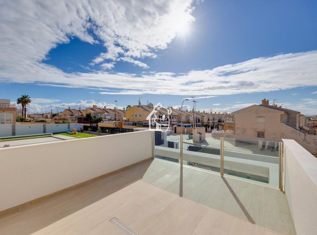 3 makuuhuone Huvila myytävänä paikassa Torrevieja mukana uima-altaan - 598 000 € (Ref: 9467908)