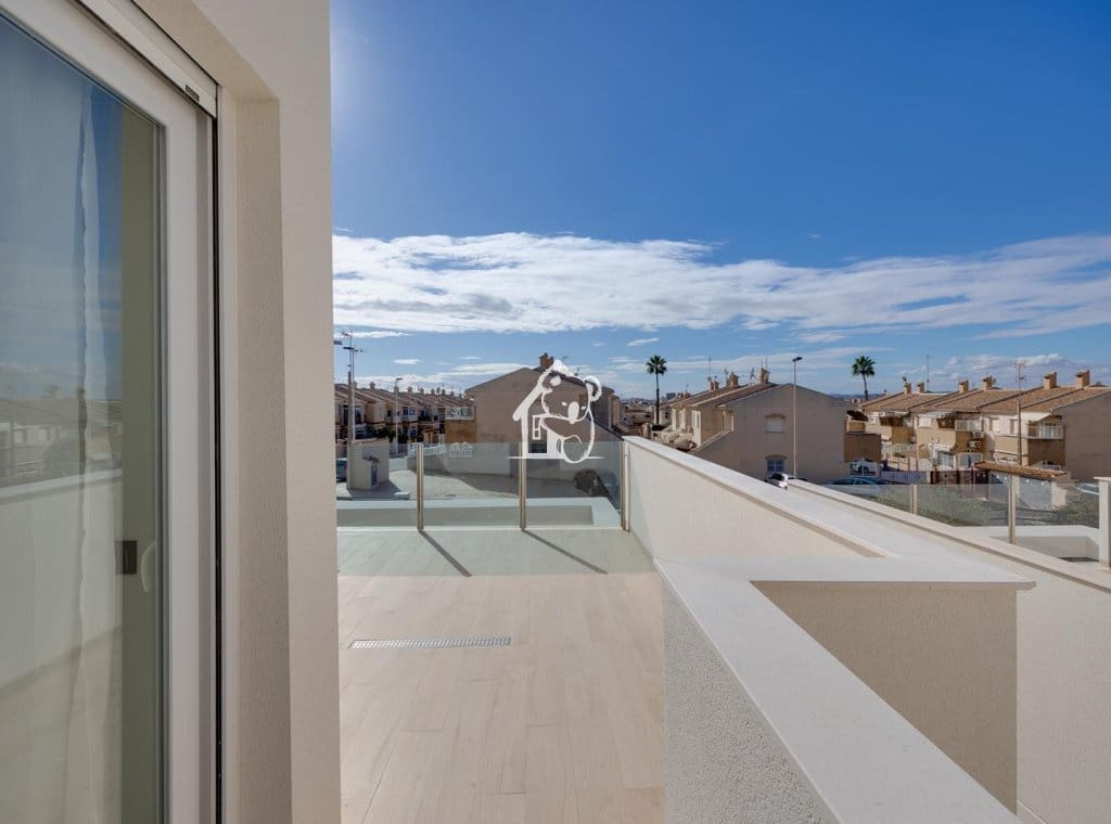 3 makuuhuone Huvila myytävänä paikassa Torrevieja mukana uima-altaan - 598 000 € (Ref: 9467908)