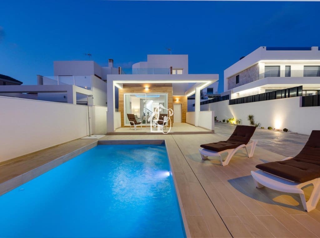 3 makuuhuone Huvila myytävänä paikassa Torrevieja mukana uima-altaan - 598 000 € (Ref: 9467908)