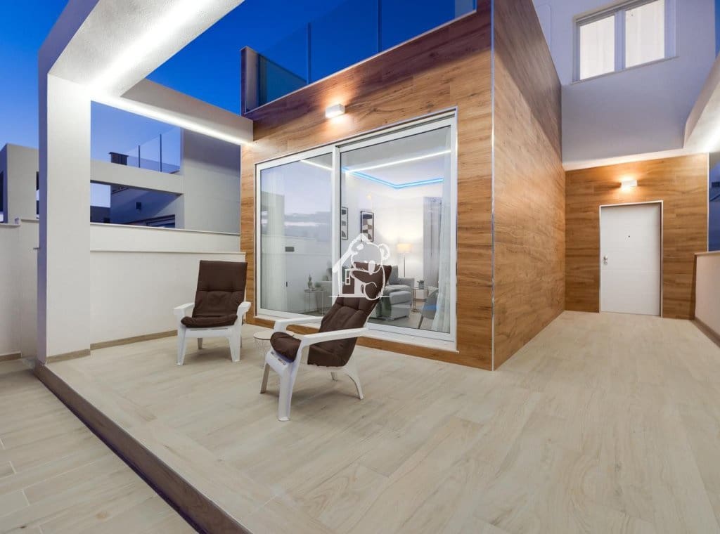 3 makuuhuone Huvila myytävänä paikassa Torrevieja mukana uima-altaan - 598 000 € (Ref: 9467908)