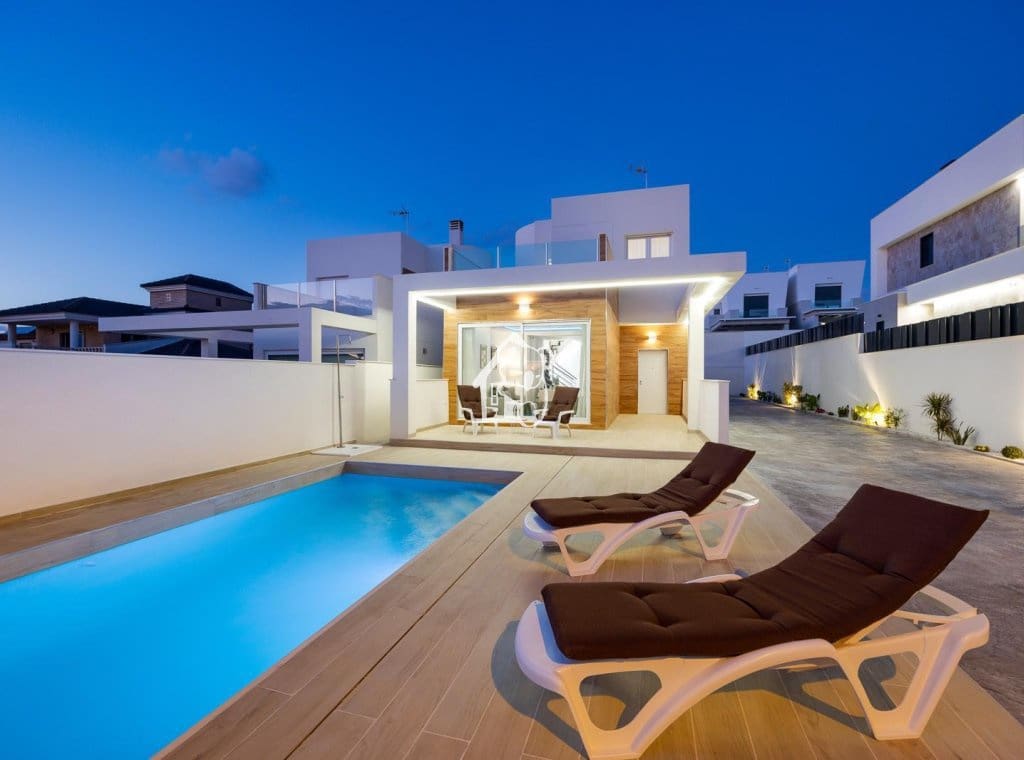 3 makuuhuone Huvila myytävänä paikassa Torrevieja mukana uima-altaan - 598 000 € (Ref: 9467908)