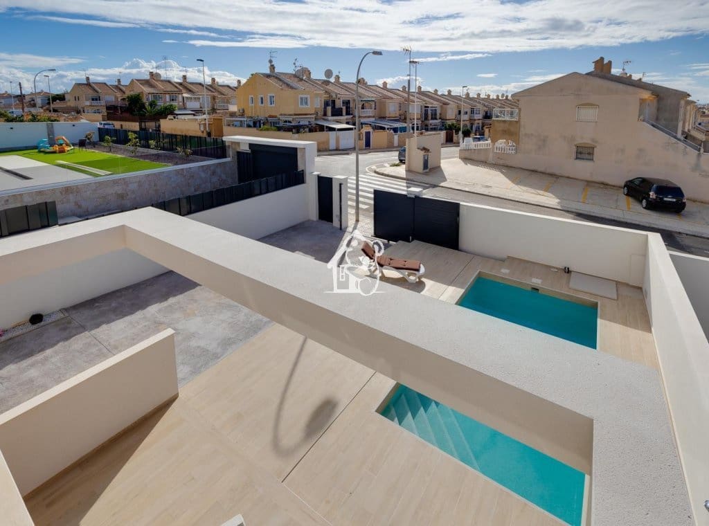 3 makuuhuone Huvila myytävänä paikassa Torrevieja mukana uima-altaan - 598 000 € (Ref: 9467908)