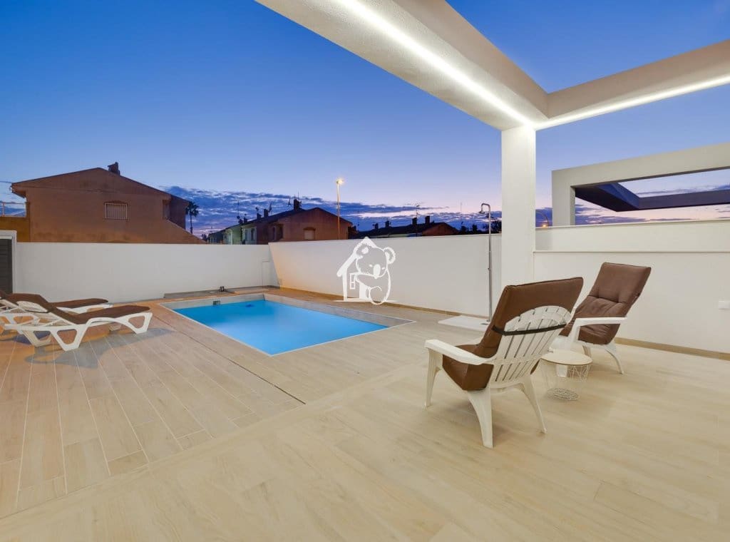 3 makuuhuone Huvila myytävänä paikassa Torrevieja mukana uima-altaan - 598 000 € (Ref: 9467908)