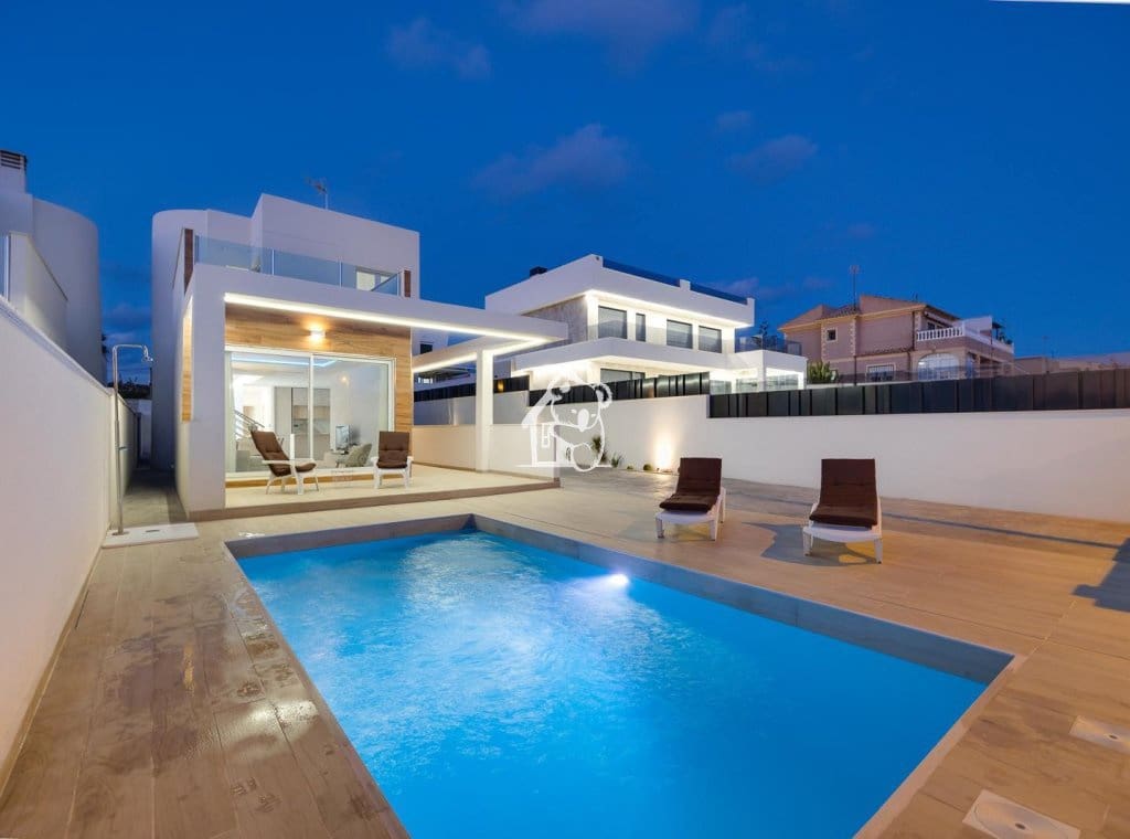 3 makuuhuone Huvila myytävänä paikassa Torrevieja mukana uima-altaan - 598 000 € (Ref: 9467908)