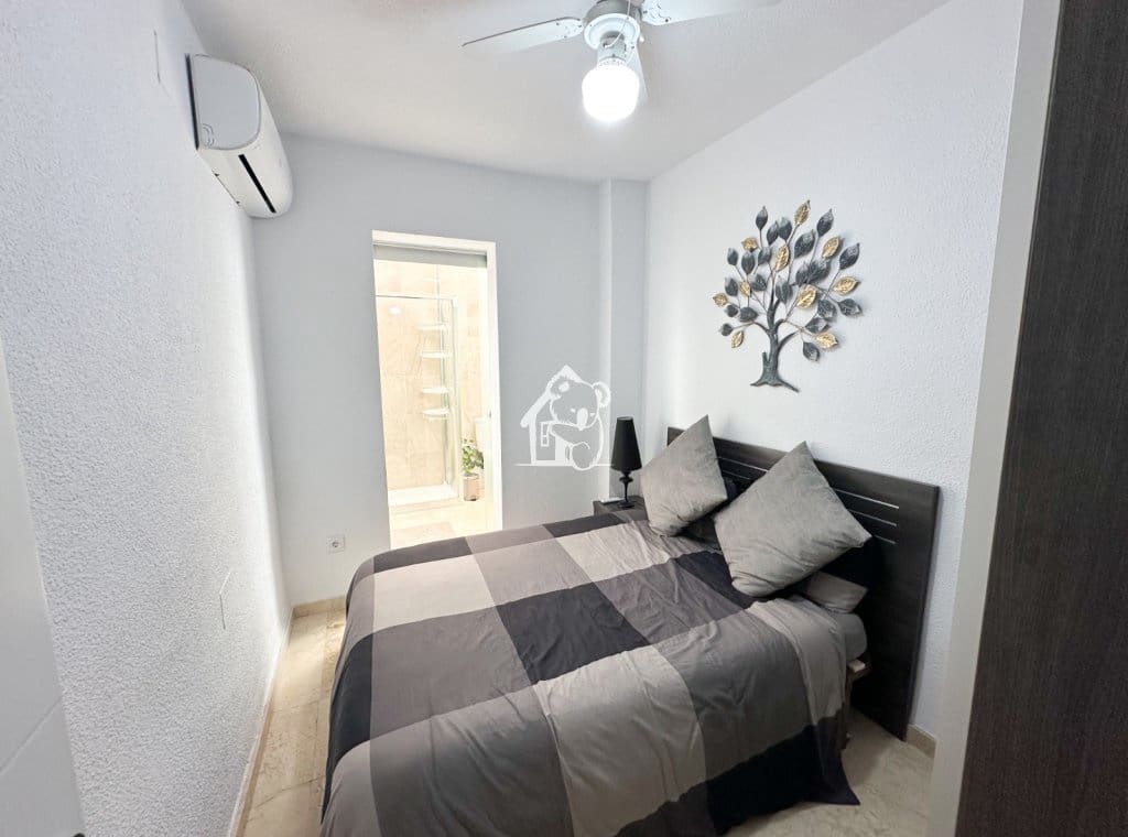 Appartement de 3 chambres à louer à Torrevieja - 1 300 € (Ref: 9467909)