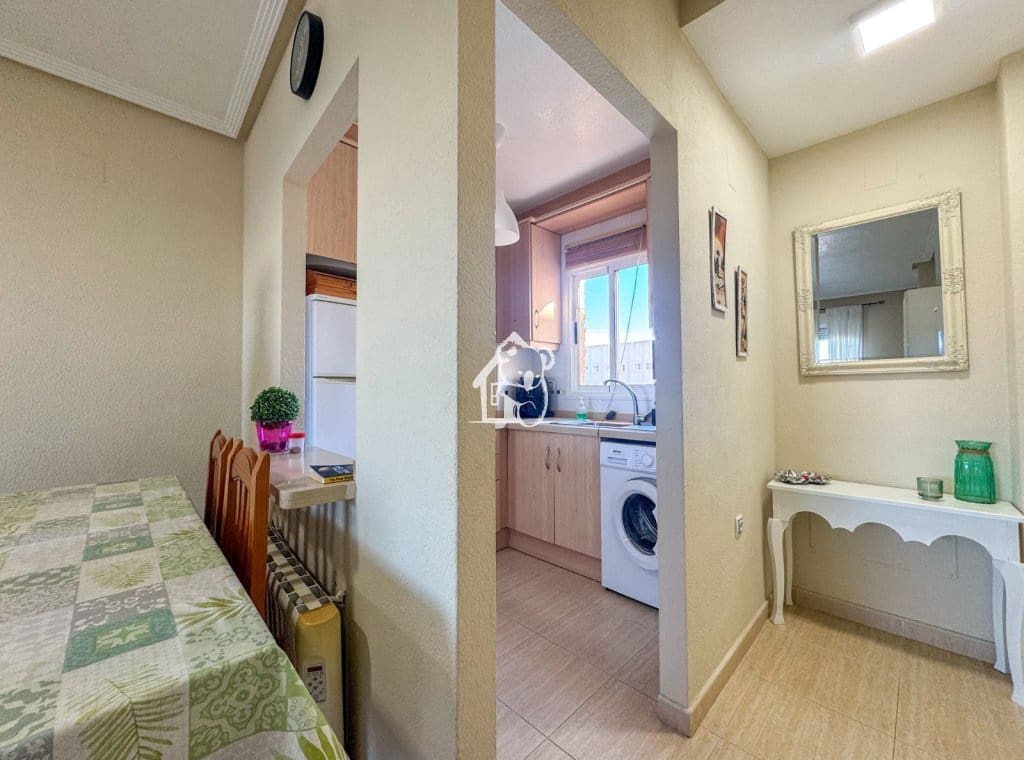 2 bedroom Apartment for rent in Torrevieja with pool garage - € 750 (Ref: 9471830)