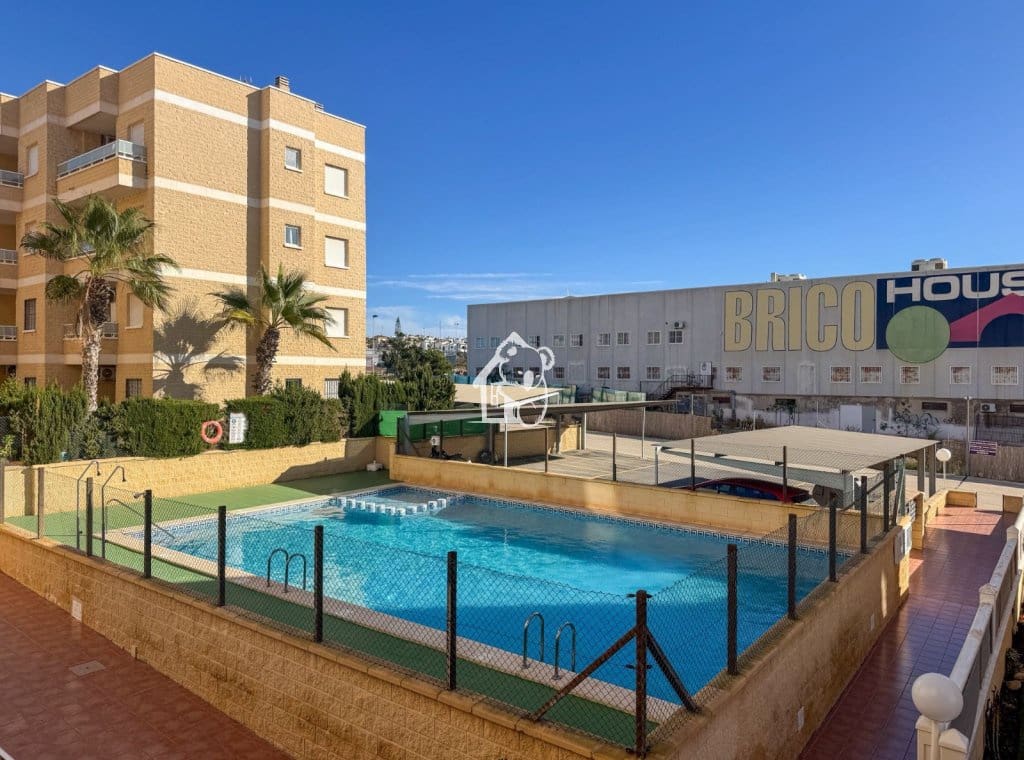 2 bedroom Apartment for rent in Torrevieja with pool garage - € 750 (Ref: 9471830)
