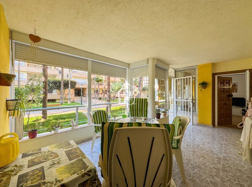 2 slaapkamer Strandappartement te huur in Torrevieja met zwembad garage - € 850 (Ref: 9474615)