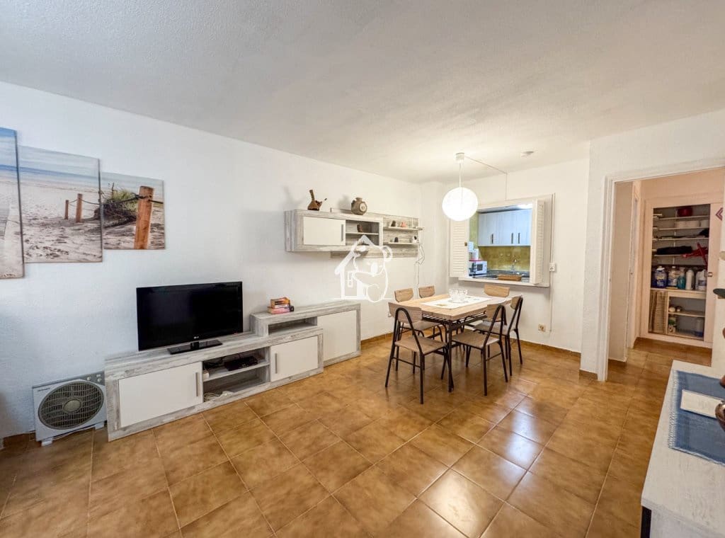 2 slaapkamer Strandappartement te huur in Torrevieja met zwembad garage - € 850 (Ref: 9474615)