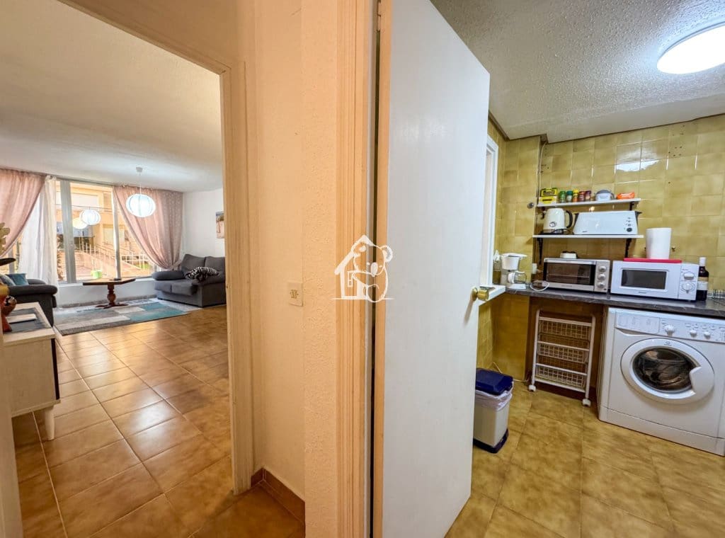 2 slaapkamer Strandappartement te huur in Torrevieja met zwembad garage - € 850 (Ref: 9474615)