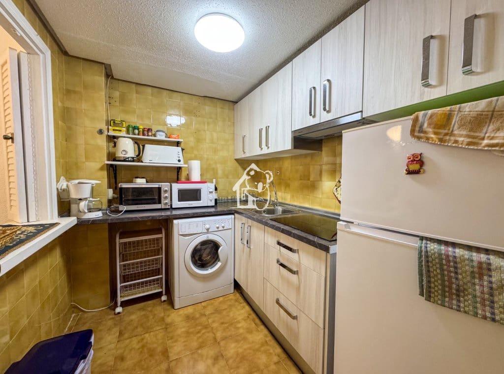 2 slaapkamer Strandappartement te huur in Torrevieja met zwembad garage - € 850 (Ref: 9474615)