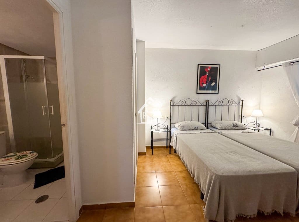 2 slaapkamer Strandappartement te huur in Torrevieja met zwembad garage - € 850 (Ref: 9474615)