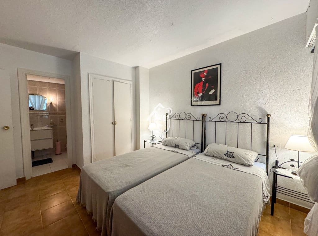 2 slaapkamer Strandappartement te huur in Torrevieja met zwembad garage - € 850 (Ref: 9474615)