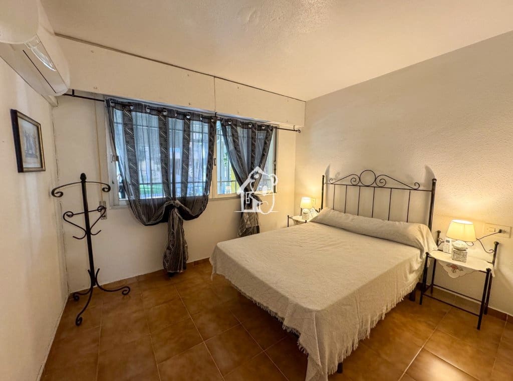 2 slaapkamer Strandappartement te huur in Torrevieja met zwembad garage - € 850 (Ref: 9474615)