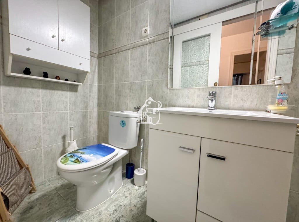 2 slaapkamer Strandappartement te huur in Torrevieja met zwembad garage - € 850 (Ref: 9474615)