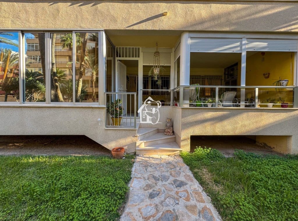 2 slaapkamer Strandappartement te huur in Torrevieja met zwembad garage - € 850 (Ref: 9474615)